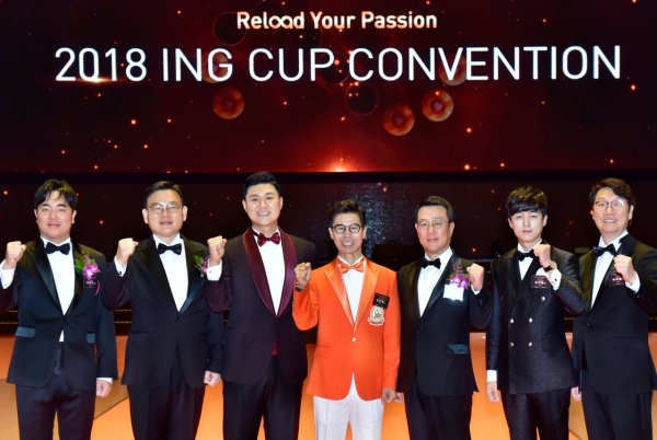 지난 26일 오후 서울 삼성동 코엑스에서 열린 '2018 ING Cup Convention'에서 각 분야 수상자들이 정문국 대표이사 사장(오른쪽에서 세 번째)을 비롯한 임원들과 함께 기념촬영을 하고 있다.(사진=ING생명)