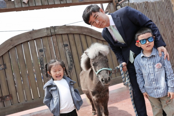 김낙순 마사회장이 어린이날을 맞이해 아이들과 즐거운 시간을 보내고 있다.(사진=한국마사회)