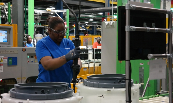 미국 사우스 캐롤라이나주 뉴베리카운티에 있는 삼성전자 생활가전 공장에서 직원들이 세탁기를 생산하고 있다.(사진=삼성전자)