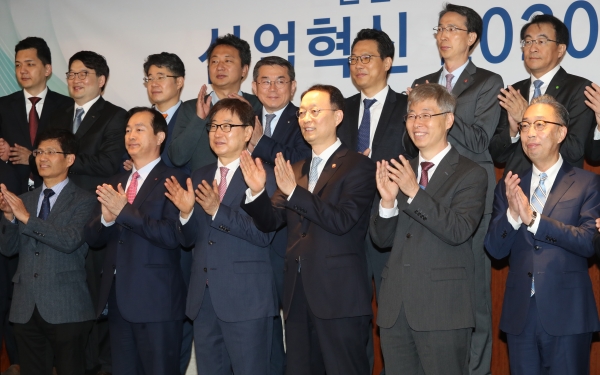 백운규 산업통상자원부 장관(앞줄 오른쪽에서 세 번째)이 '산업혁신 2020 플랫폼' 회의 참석자들과 함께 기념촬영을 하고 있다.(사진=연합뉴스)