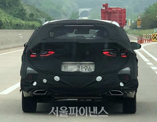 기아차의 준중형차 K3의 파생상품으로 보이는 해치백 스타일 모델을 고속도로에서 스파이샷을 촬영했다. (사진 = 권진욱 기자)
