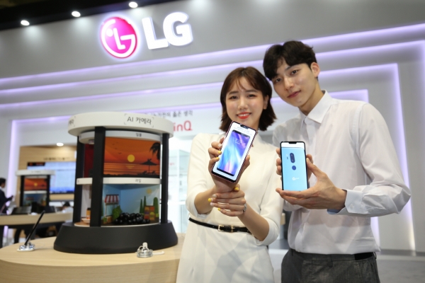 LG전자는 23일부터 26일까지 4일간 서울 삼성동 코엑스에서 열리는 국내 최대 IT 전시회 '월드 IT 쇼(WIS) 2018'에서  363제곱미터(m²) 규모의 부스를 마련하고 최근 출시한 전략 스마트폰 LG G7 씽큐를 전시했다. 또 'LG 씽큐 존'에서는 스마트폰 외에 TV, 생활가전에 적용된 AI 기능들도 소개한다. (사진=LG전자)