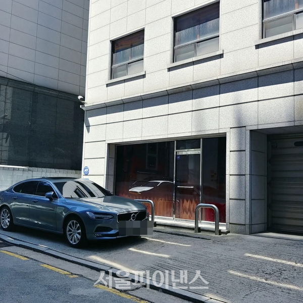 23일 오전 기존 볼보 차량 2대와는 다른 볼보가 건물 앞에 주차돼 있었다. (사진=김혜경 기자)