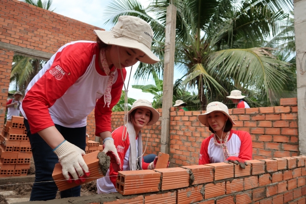 아시아나항공 직원 봉사단이 베트남 호찌민시 인근 벤째성에서 '사랑의 집 짓기' 봉사활동을 실시하고 있다. (사진=아시아나항공)
