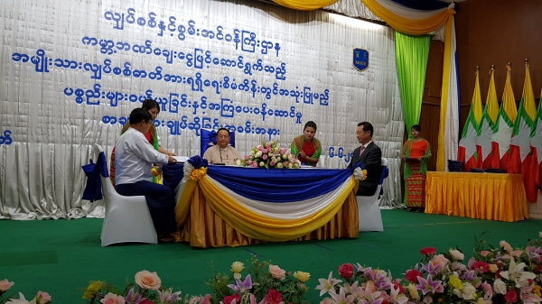 김갑순 한국전력공사 아주사업처장(오른쪽)과 윈 카잉 미얀마 전력에너지부 장관(중앙)이 배전망 건설 계약을 체결하고 있다. (사진=한국전력)