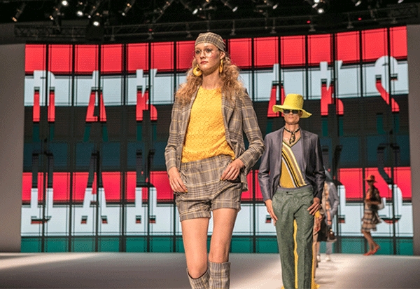 17일(현지시간) 이탈리아 밀라노 패션위크에서 모델들이 영국 패션 브랜드 닥스의 2019년 봄·여름 남녀 통합 컬렉션을 선보이고 있다. (사진=LF) 
