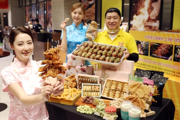 21일 서울 중구 소공로 신세계백화점 본점 지하 1층에서 모델들이 대만 야시장 음식들을 소개하고 있다. (사진=신세계백화점)