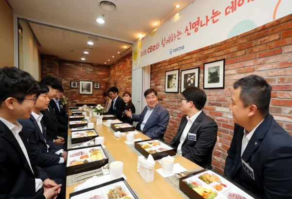 김형 대우건설 사장이 구내식당에서 직원들과 점심식사를 함께하며 이야기를 나누고 있다. (사진=대우건설)