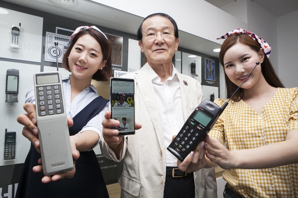 SK텔레콤은 오는 31일까지 서울 종로구 대한민국역사박물관에서 열리는 '대한민국 휴대전화 30주년 기념 특별전'을 후원한다고 9일 밝혔다. 88년 7월 개통 고객(73세)이 특별전시장을 둘러보며 지난 30년간의 이동통신 기술 발전 역사를 회고하고 있다. (사진=SK텔레콤)