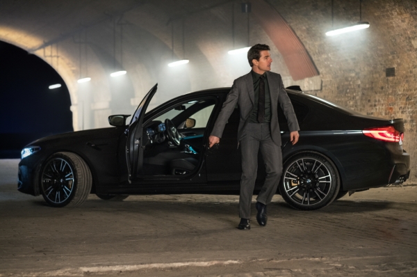 영화 '미션 임파서블 : 폴 아웃'에 나오는 BMW 뉴 M5모델과 탐 크루즈의 모습 (사진= BMW코리아)