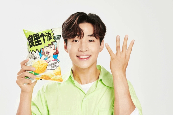 오리온은 가수 헨리가 출연한 '꼬북칩' 광고를 한국과 중국에서 동시에 선보인다. (사진=오리온) 