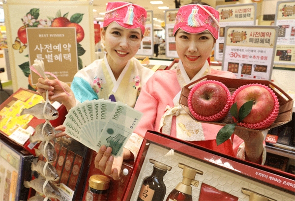 2일 서울 성동구 이마트 성수점에서 모델들이 추석선물세트 예약 판매에 대해 홍보하고 있다. (사진=이마트) 