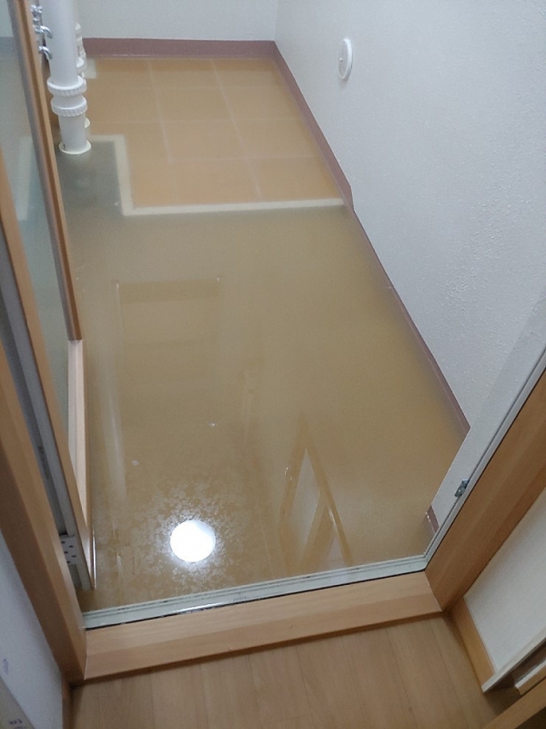 경기도 의정부시 '민락라디언트캐슬' 세대 내부 다용도실에 물이 가득 차 있다. (사진=제보자 제공)