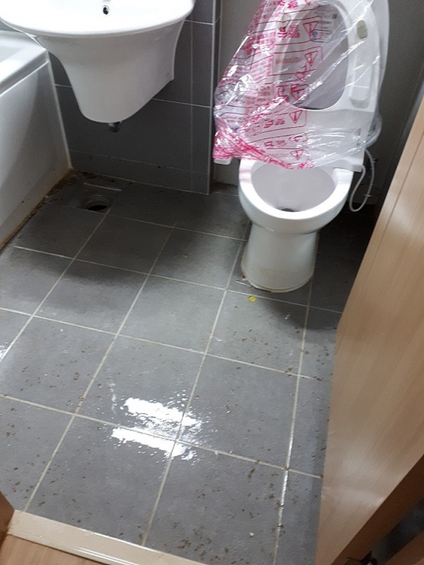 민락라디언트캐슬 세대 내 화장실에 오물섞인 물이 넘쳐있다. (사진=제보자 제공)