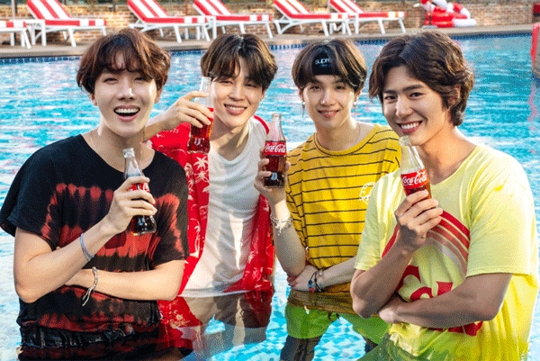 코카콜라의 여름 캠페인 모델 박보검과 방탄소년단은 야외 수영장에서 TV 광고를 찍었다. (사진=코카콜라) 