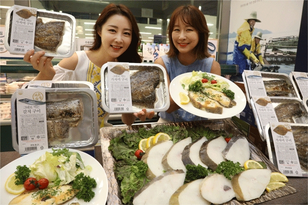 14일 오전 서울 용산구 한강로 이마트 용산점에서 모델들이 '검정가자미'를 비롯한 생선 스테이크 상품을 소개하고 있다. (사진=이마트) 