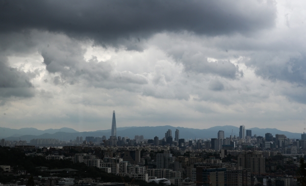 내일 밤까지 서울 등지에 폭우가 쏟아질 예정이다. 중부지방에 많은 비가 예보된 29일 오후 서울 남산에서 바라본 시내 일대에 짙은 구름이 드리워져 있다. (사진=연합뉴스)
