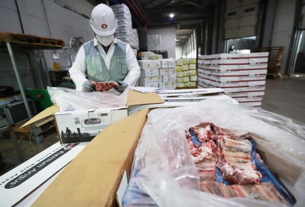 농림축산검역본부 관계자들이 30일 오후 경기도 광주시의 한 냉동창고에서 미국산 쇠고기에 대해 현물검사를 하고 있다. (사진=연합뉴스)