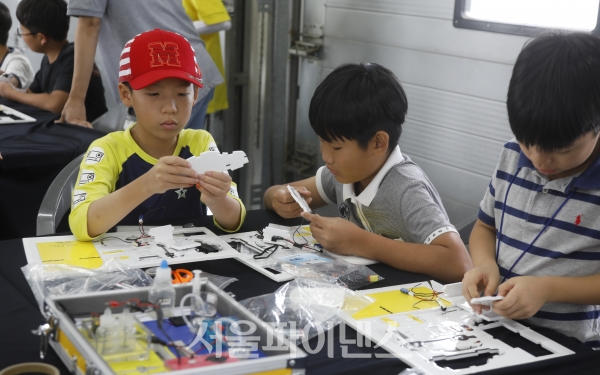 모비스 주니어 공학교실에서 프로그램을 체험하는 어린이들 (사진= 권진욱 기자)