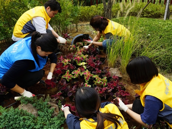 CJ헬스케어와 한국콜마 임직원들이 화초를 심고있다. (사진=CJ헬스케어)