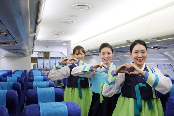 에어부산이 추석을 맞아 김해공항 및 기내 승객들에게 특화 서비스를 제공한다고 21일 밝혔다. (사진=에어부산)