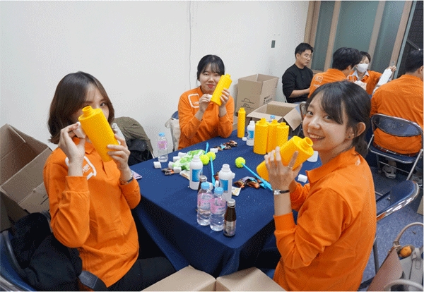 지난 9월28일 서울 강동구 암사동 한국점자도서관에서 롭스 임직원들이 시각 장애인을 위한 따닷공병을 포장하고 있다. (사진=롭스) 