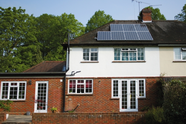 영국 런던 주택에 설치된 한화큐셀의 태양광 모듈 (사진=한화큐셀)