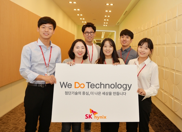 SK하이닉스 직원들이 새 슬로건 'We Do Technology'가 새겨진 팻말을 들고 있다.(사진=SK하이닉스)