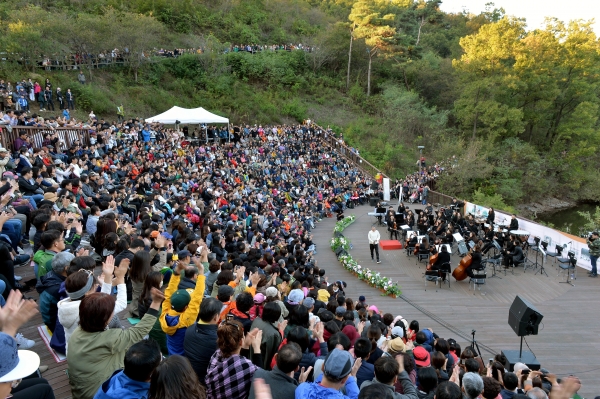 충북 진천 미르숲 내 야외음악당에서 열린 '2018 현대모비스 음악회'에서 지역 주민과 관광객들이 공연을 즐기고 있다.(사진=현대모비스)