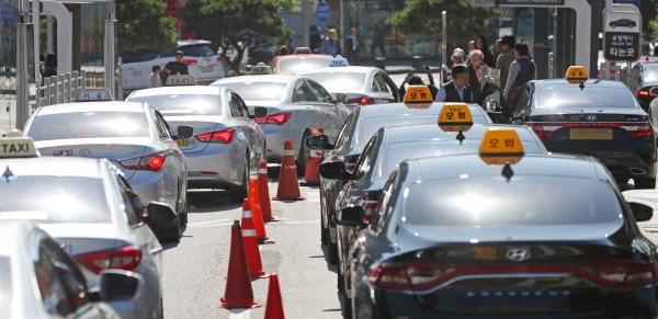 카카오가 도입한 카풀 서비스에 반발하는 택시업계 종사자들의 생존권 사수 결의대회를 하루 앞둔 17일 오후 서울역 앞에 승객을 기다리는 택시들이 길게 줄지어 서 있다. (사진=연합뉴스)