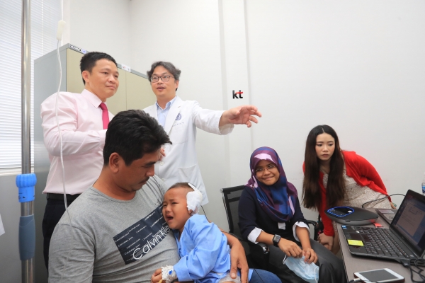 KT-연세의료원의 지원으로 인공와우 이식 수술을 받은 캄보디아 청각장애아동 앙 티엔(3세)이 태어나서 처음으로 듣게 된 소리에 울음을 터트리고 있다. (사진=KT)