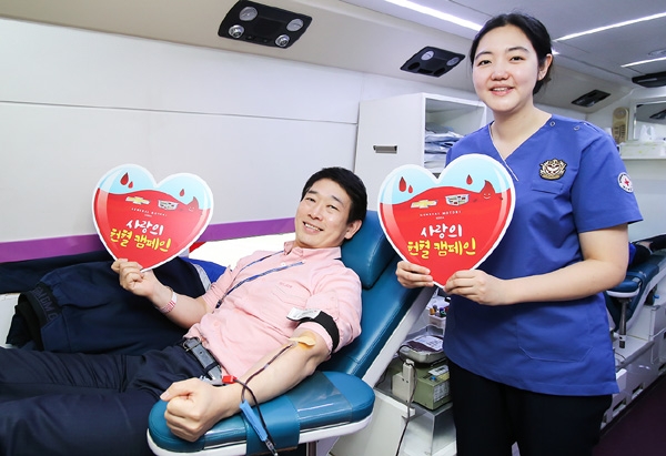 한국지엠은 지난 1일 진행한 사랑의 헌혈 캠페인에 임직원 150여 명이 헌혈 봉사자로 참여했다고 2일 밝혔다. 한국지엠 직원이 헌혈을 하고 있다. (사진=한국지엠)