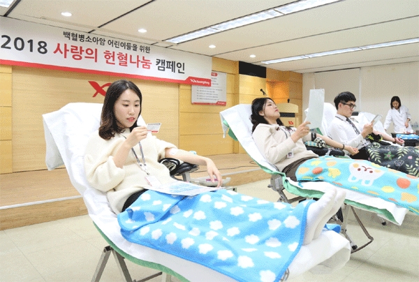 광동제약 임직원들이 서울 서초구 본사 3층 강당에서 백혈병 소아암 어린이 돕기 헌혈을 하고 있다. (사진=광동제약) 