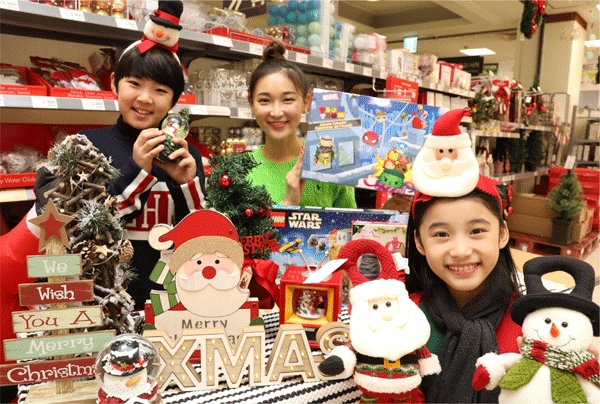 서울 성동구 이마트 성수점에서 27일 오전 모델들이 크리스마스 용품과 어드벤트 캘린더를 소개하고 있다. (사진=이마트) 
