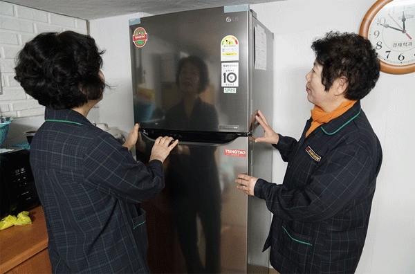 27일 서울 마포구 홍익대학교에서 미화 노동자들이 '사랑의 냉장고' 프로젝트를 통해 비어케이가 휴게실에 기증한 냉장고를 살펴보고 있다. (사진=비어케이) 