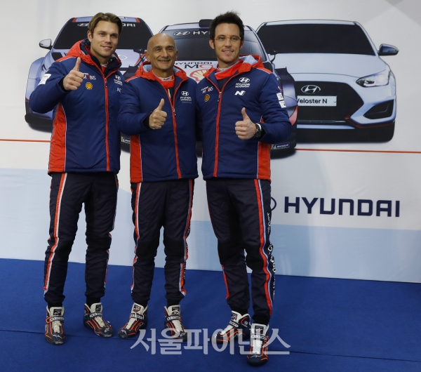 현대월드랠리팀 안드레아스 미켈슨(왼쪽), WTCR 시즌챔피언 가브리엘 타퀴니, WRC 종합 2위 티에리 누빌이 포토타임을 가졌다. (사진=권진욱 기자)