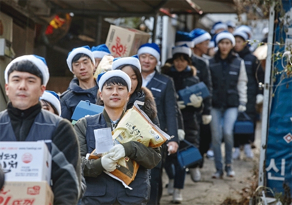 28일 서울시 관악구 삼성동에서 이디야커피 임직원들이 소외계층 가정에 전달할 겨울나기 물품을 나르고 있다. (사진=이디야커피) 