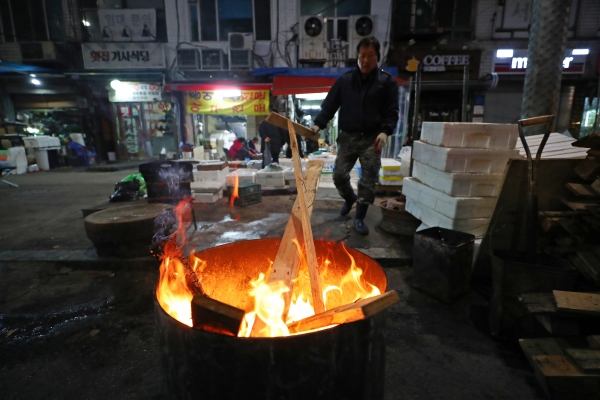서울 중구 중림시장 앞에서 상인들이 모닥불을 피워놓고 장사를 하고 있다. (사진=연합뉴스)