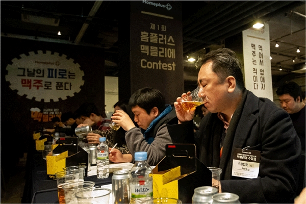 15일 서울 삼성동 JBK컨벤션홀에서 열린 제1회 맥믈리에 콘테스트 결선 참가자들이 맥주에 대한 지식을 겨루고 있다. (사진=홈플러스) 