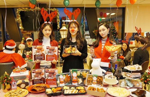지난 5일 서울 중구 수표동 세븐일레븐 본사에서 직원들이 세븐일레븐의 '파티 먹거리' 상품을 소개하고 있다. (사진=세븐일레븐)