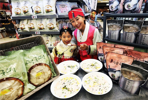26일 오전 서울 한강로 이마트 용산점에서 모델들이 피코크 떡국떡과 육수를 소개하고 있다. (사진=이마트) 