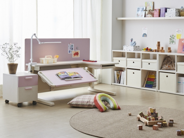 화이트·핑크 색상과 높이조절이 가능한 매직데스크로 꾸며낸 자녀방의 모습. (사진=한샘)
