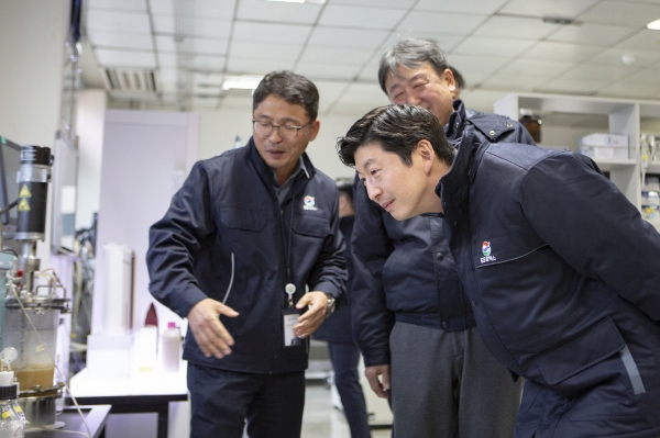 GS칼텍스 허세홍 사장(오른쪽)이 10일 대전 기술연구소를 방문해 연구설비를 둘러보며 임직원들과 대화를 나누고 있다. (사진=GS칼텍스)