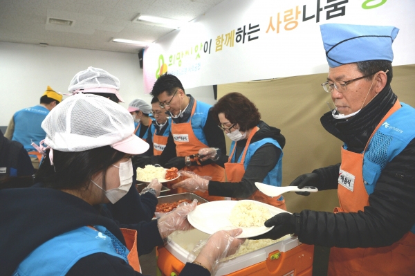 은성수 수출입은행장(맨 오른쪽)이 29일 임직원들과 함께 서울역 인근 무료급식소 '따스한 채움터'을 찾아 노숙인들을 대상으로 배식 봉사를 하고 있다. (사진=한국수출입은행)
