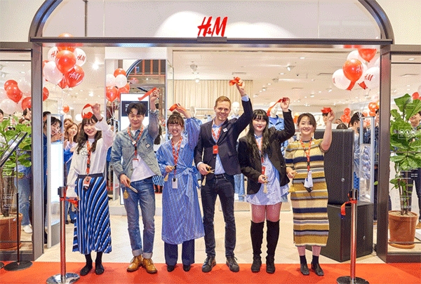 니클라스 누메라 H&M 코리아 지사장(오른쪽 셋째)이 직원들과 함께 31일 오전 11시 서울 서초구 반포동 신세계백화점 지하 1층 파미에스트리트에 문을 연 H&M 강남 신세계점 앞에서 빨강 리본을 자르고 있다. (사진=H&M 코리아) 