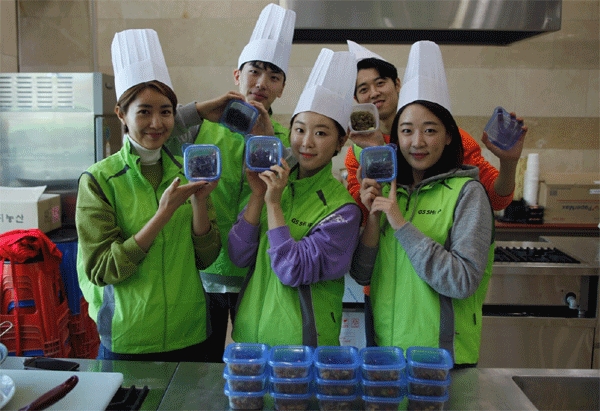 GS홈쇼핑 신입사원들이 13일 서울 금천구 한국조리사관학교에서 직접 만든 반찬을 선보이고 있다. (사진=GS홈쇼핑) 