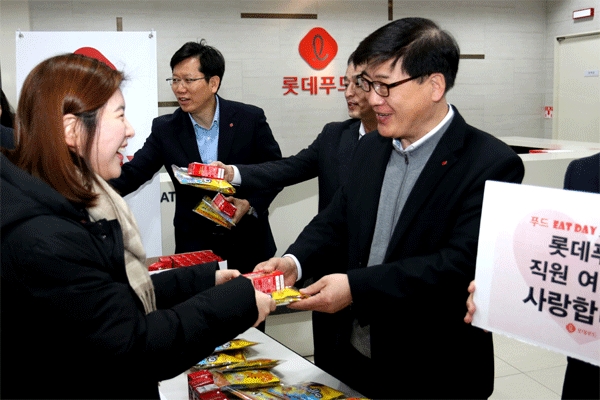 14일 오전 서울 양평동 롯데푸드 본사 1층 로비에서 조경수 대표이사(오른쪽)를 비롯한 임원들이 출근길 직원들에게 간식꾸러미를 나눠주고 있다. (사진=롯데푸드) 