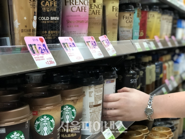 서울시내 편의점에서 한 소비자가 대용량 컵 커피를 고르고 있다. (사진=최유희 기자)