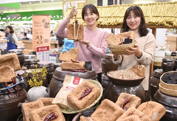 19일 서울 서초구 농협하나로마트 양재점에서 모델들이 우리 농산물로 만든 메주를 소개하고 있다. (사진=농협유통) 