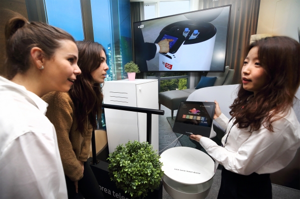 KT가 스페인 바르셀로나에서 열린 MWC19에서 5G 'AI 호텔 로봇'을 공개했다. 25일(현지시간) KT 전시관 내 5G AI 호텔 로봇 존에서 관람객이 AI 호텔 로봇 서비스를 체험하고 있다. (사진=KT)